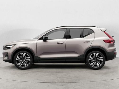 Bright 2023 Volvo XC40 B5 Ultimate Dark Theme