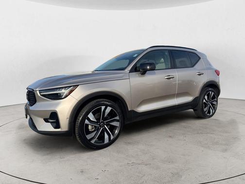 Bright 2023 Volvo XC40 B5 Ultimate Dark Theme