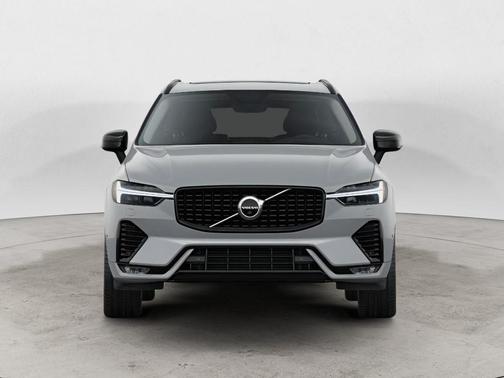 Metallic 2025 Volvo XC60 B5 Plus