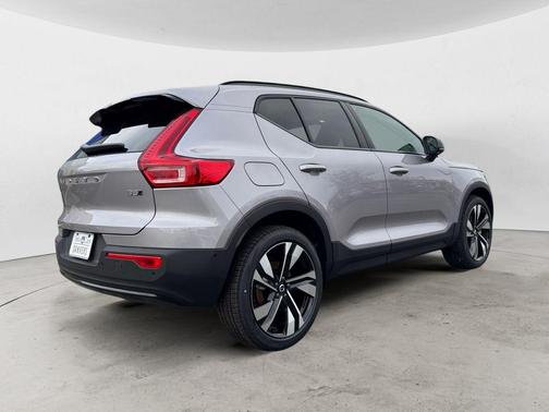 2026 Volvo XC40 B5 Plus