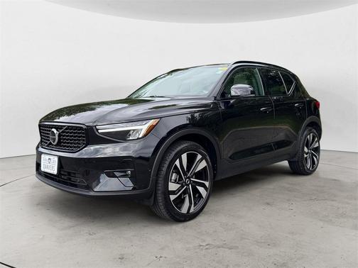 2024 Volvo XC40 B5 Plus Dark Theme
