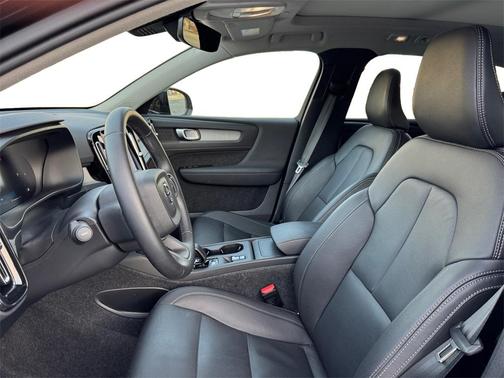 2025 Volvo XC40 B5 Core Bright Theme