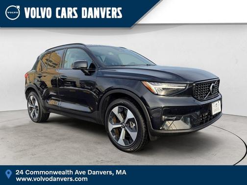 2025 Volvo XC40 B5 Plus Dark Theme