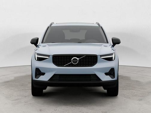 Cloud 9 White 2026 Volvo XC40 B5 Plus