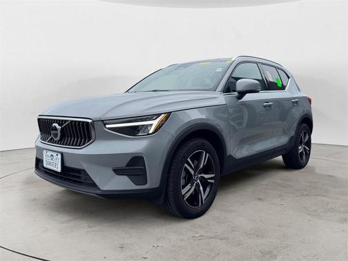 2025 Volvo XC40 B5 Core Bright Theme