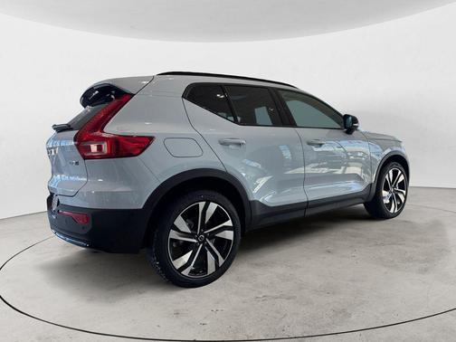 2026 Volvo XC40 B5 Ultra