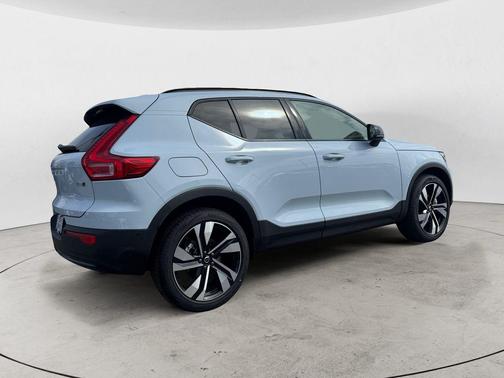 2026 Volvo XC40 B5 Ultra