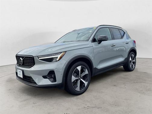 2025 Volvo XC40 B5 Plus Dark Theme