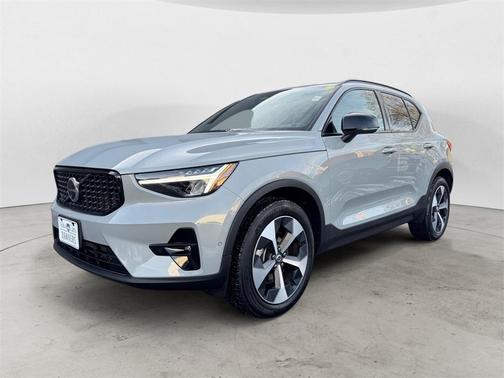 2025 Volvo XC40 B5 Plus Dark Theme