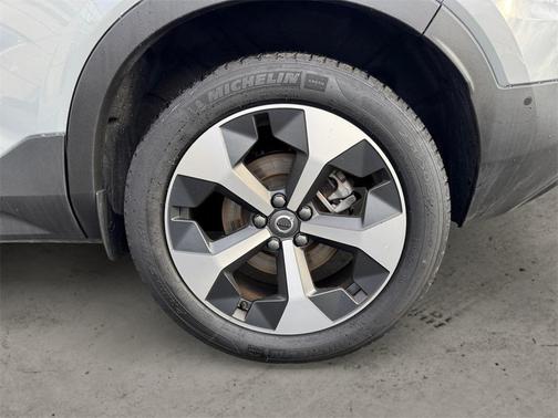 2025 Volvo XC40 B5 Plus Dark Theme