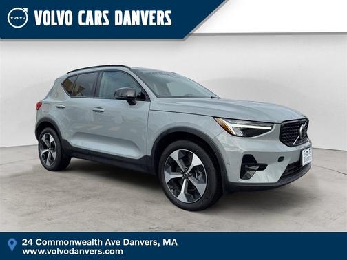 2025 Volvo XC40 B5 Plus Dark Theme