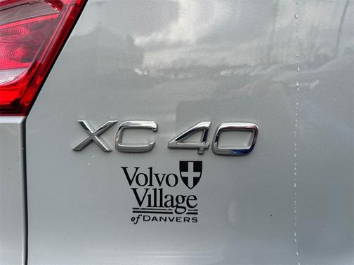 2025 Volvo XC40 B5 Plus Dark Theme