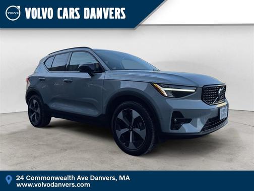 2025 Volvo XC40 B5 Plus Dark Theme