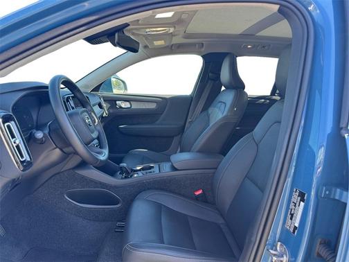 2025 Volvo XC40 B5 Core Bright Theme