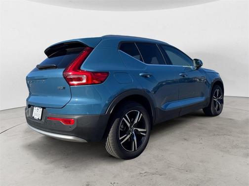 2025 Volvo XC40 B5 Core Bright Theme
