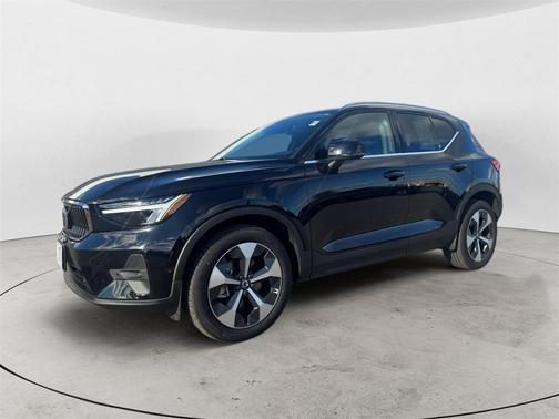 2025 Volvo XC40 B5 Plus Bright Theme
