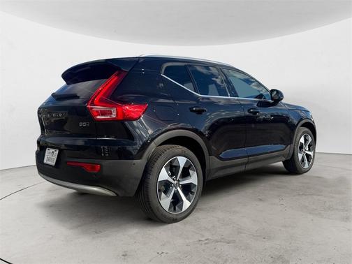 2025 Volvo XC40 B5 Plus Bright Theme