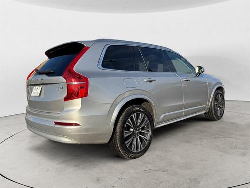 2022 Volvo XC90 T6 Momentum 7 Passenger
