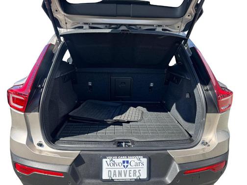 Bright 2023 Volvo XC40 B5 Plus Dark Theme