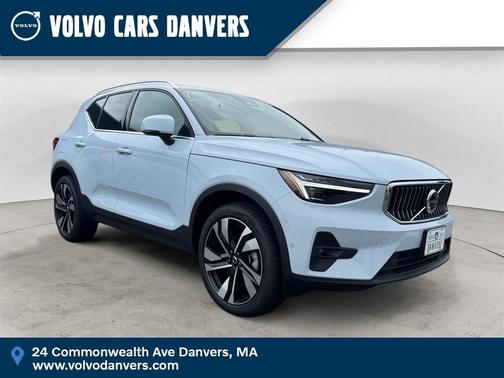 2025 Volvo XC40 B5 Ultra Bright Theme