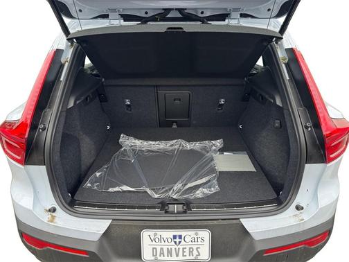 2025 Volvo XC40 B5 Ultra Bright Theme