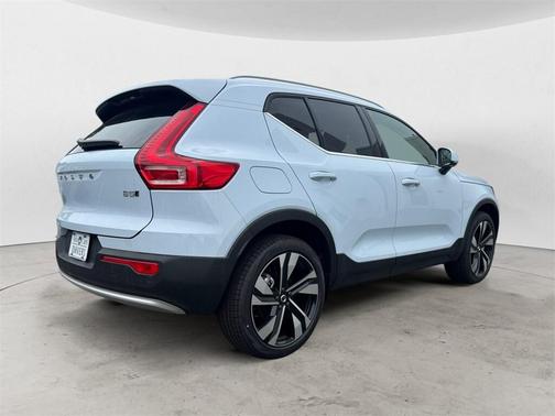 2025 Volvo XC40 B5 Ultra Bright Theme