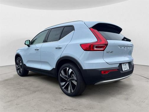 2025 Volvo XC40 B5 Ultra Bright Theme