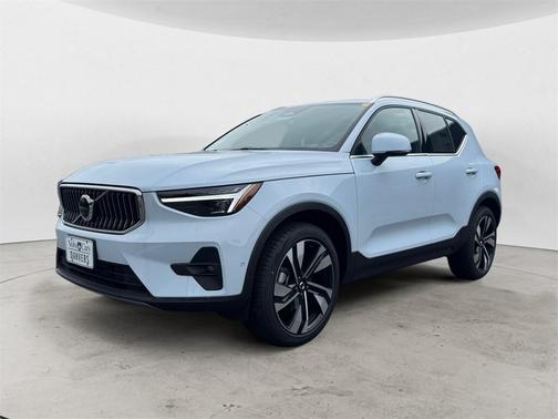 2025 Volvo XC40 B5 Ultra Bright Theme