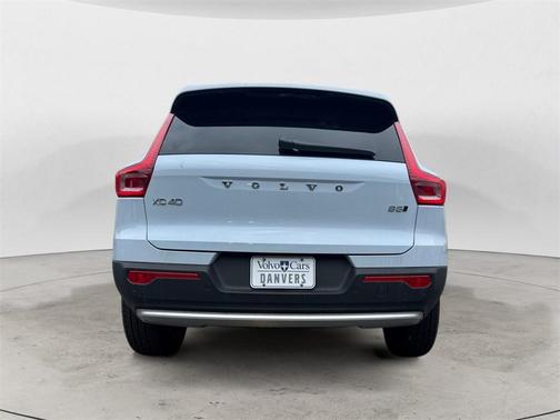 2025 Volvo XC40 B5 Ultra Bright Theme