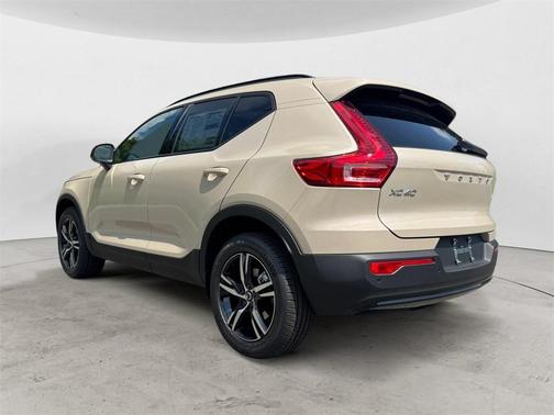 2026 Volvo XC40 B5 Core