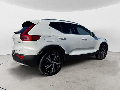 2025 Volvo XC40 B5 Core Bright Theme