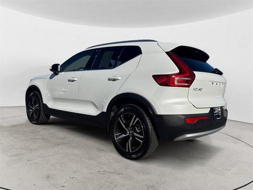 2025 Volvo XC40 B5 Core Bright Theme