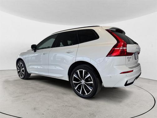 2023 Volvo XC60 B5 Plus Dark Theme