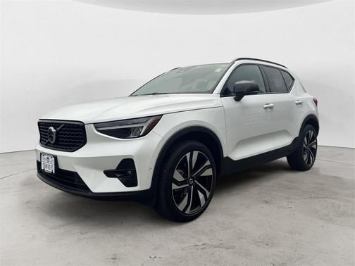 2025 Volvo XC40 B5 Plus Dark Theme