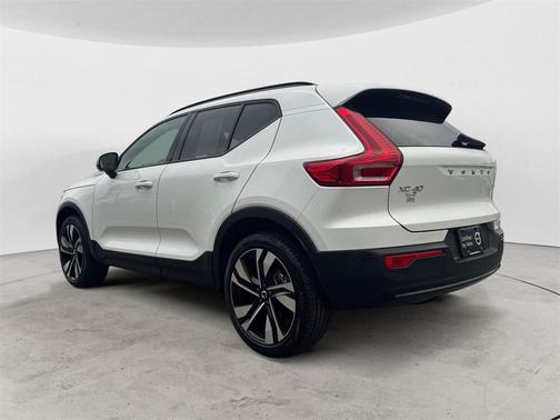 2025 Volvo XC40 B5 Plus Dark Theme