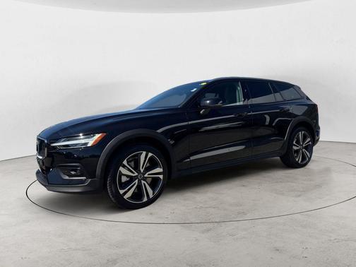 Onyx Black Metallic 2025 Volvo V60 Cross Country B5 Plus