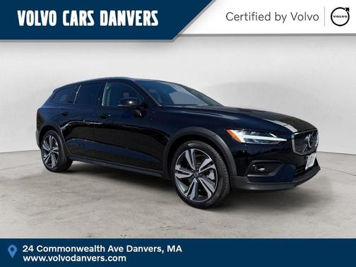 Onyx Black Metallic 2025 Volvo V60 Cross Country B5 Plus