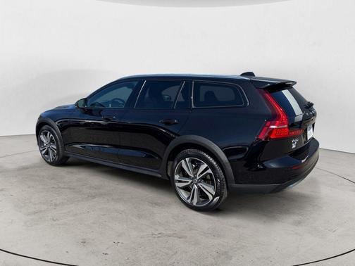 Onyx Black Metallic 2025 Volvo V60 Cross Country B5 Plus