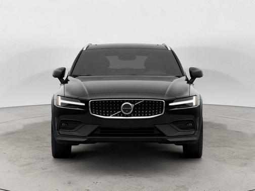 Onyx Black Metallic 2025 Volvo V60 Cross Country B5 Plus
