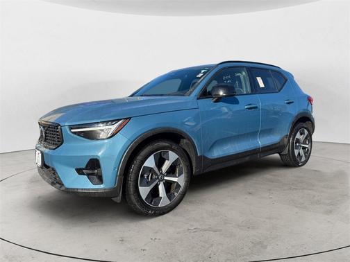 2025 Volvo XC40 B5 Plus Dark Theme