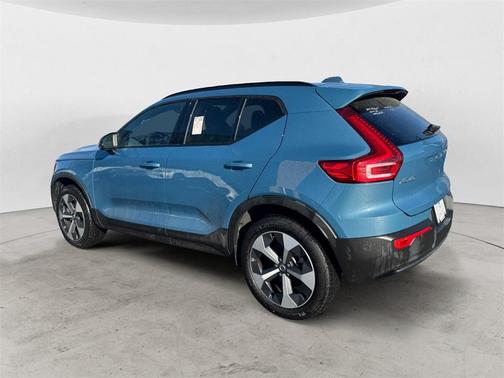 2025 Volvo XC40 B5 Plus Dark Theme