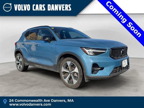 2025 Volvo XC40 B5 Plus Dark Theme