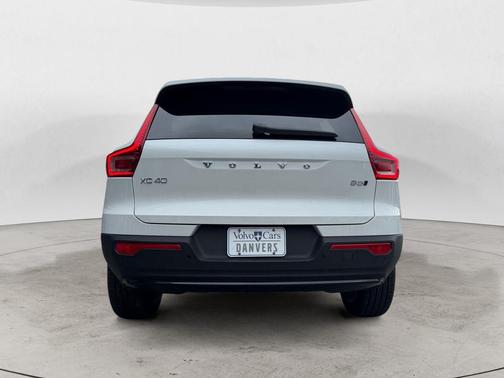 Crystal White 2026 Volvo XC40 B5 Ultra