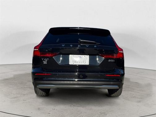 2025 Volvo V60 Cross Country B5 Plus