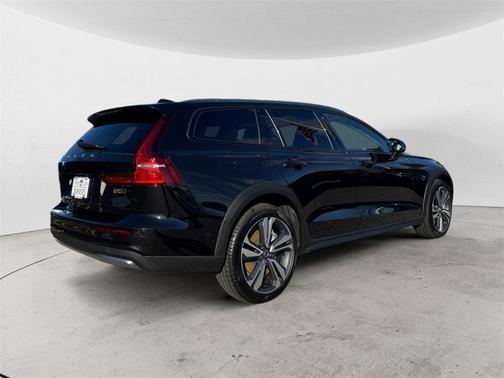 2025 Volvo V60 Cross Country B5 Plus