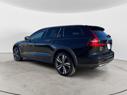 2025 Volvo V60 Cross Country B5 Plus