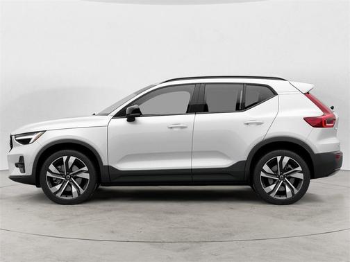 2025 Volvo XC40 B5 Plus Dark Theme