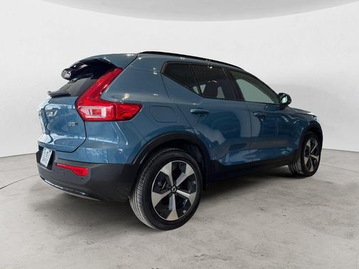 2023 Volvo XC40 B5 Plus Dark Theme