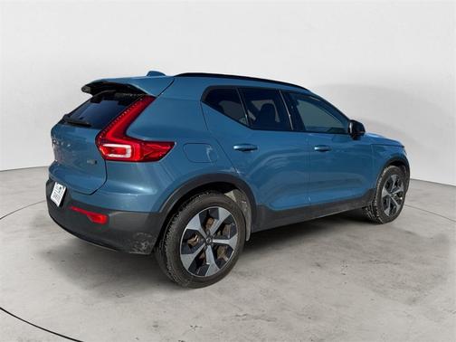 2023 Volvo XC40 B5 Plus Dark Theme
