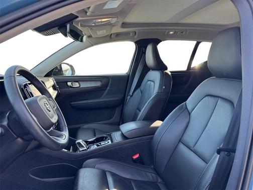 2023 Volvo XC40 B5 Plus Dark Theme